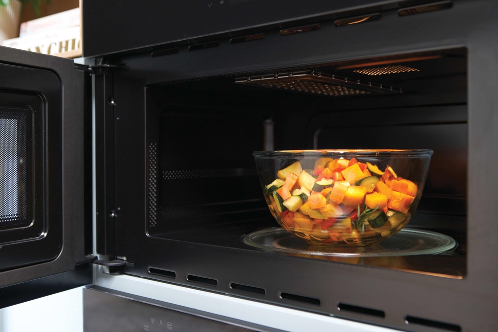 cup of vegetables in the microwaves